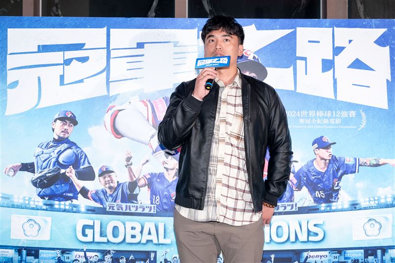 中職明星球員朱育賢再次現身支持《冠軍之路》，這次更攜家帶眷一同進戲院二刷。（圖／牽猴子 提供）