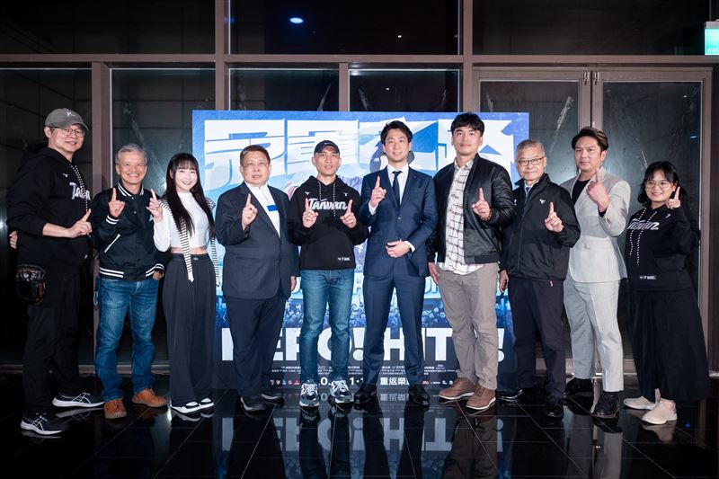 紀錄片《冠軍之路》昨（22）日盛大舉行首映會，眾多貴賓到場力挺。（左起 監製張永昌、顧問曾文誠、啦啦隊籃籃、出品人威剛科技董事長陳立白、導演龍男・以撒克・凡亞思、世界棒壘球總會代表長井祐介、中職明星球員朱育賢、中華職業棒球大聯盟秘書長楊清瓏、亞洲棒球總會會長辜仲諒特助周思齊、監製黃瓀潢）（圖／牽猴子 提供）