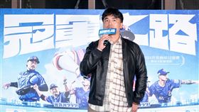 中職明星球員朱育賢再次現身支持《冠軍之路》，這次更攜家帶眷一同進戲院二刷。（圖／牽猴子 提供） 
