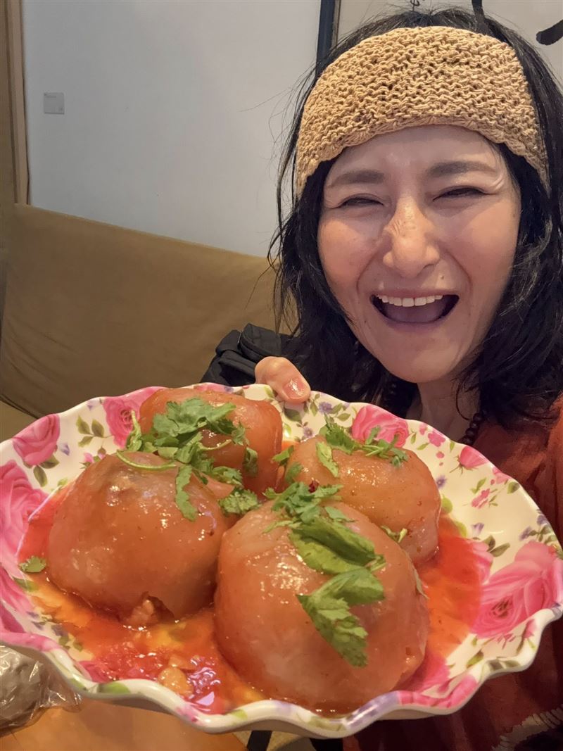 Angela佐藤表示「夜市、台灣名菜、吃到飽」是絕對必吃美食。（圖／翻攝自アンジェラ佐藤-砂糖 臉書）