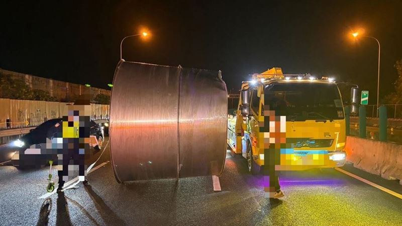 國道驚魂！「巨型風管掉」後車躲不過追撞