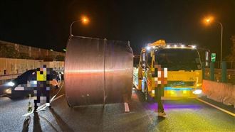 國道驚魂！「巨型風管掉」後車躲不過追撞