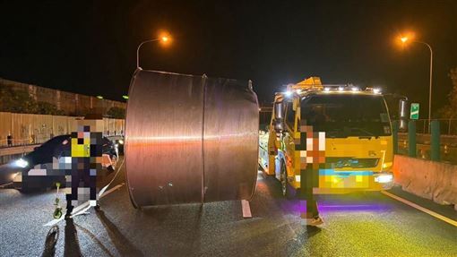 國道驚魂！「巨型風管掉」後車躲不過追撞