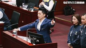 蔣萬安針對北市普發現金跟苗博雅激辯。（圖/記者楊士誼攝影）