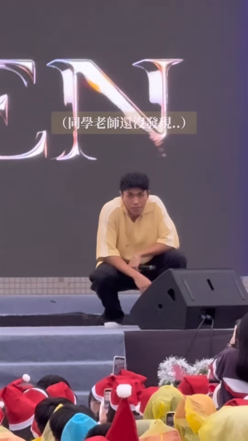 王ADEN走到舞台旁邊蹲地臭臉。（圖／翻攝自王ADEN IG）