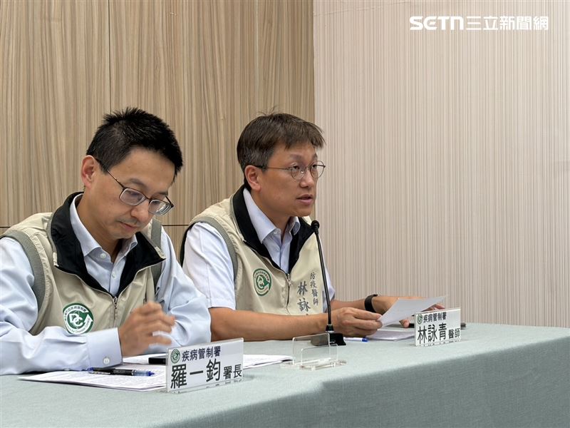 疾管署防疫醫師林詠青（右）說明，該名染A流死亡的南部60多歲女性，本身有多重慢性疾病病史。（圖／記者簡浩正攝影）