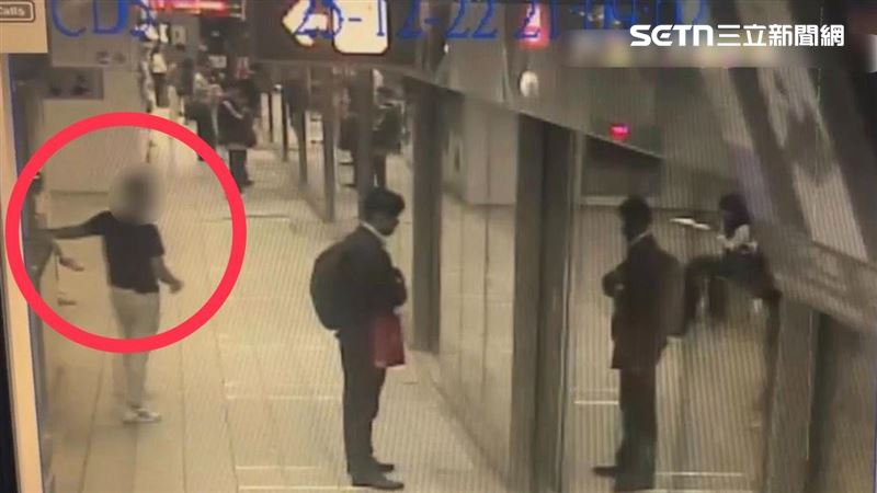 20歲無業李姓男子在高雄捷運站接連按觸緊急電話警鈴、緊急按鈕，並謊報「有炸彈客」。（圖／翻攝畫面）