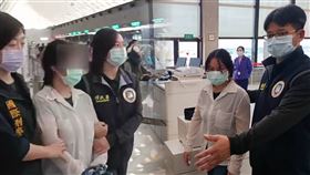 一名12歲泰國籍少女被生母強逼至日本賣淫事件，33天內與70名男客從事性交易，消息曝光後引起關注，經查，少女的母親（29歲）以免簽證方式自泰國入境台灣，且在台灣從事性交易，日前已在桃園被逮，移民署今天（23日）已遣送該女回泰國。