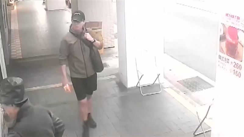 獨家畫面曝光，張文犯案前買了一杯豆漿卻沒有馬上飲用，拎著豆漿離開超商