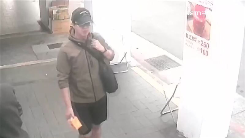 獨家畫面曝！張文縱火前　拎豆漿步出超商