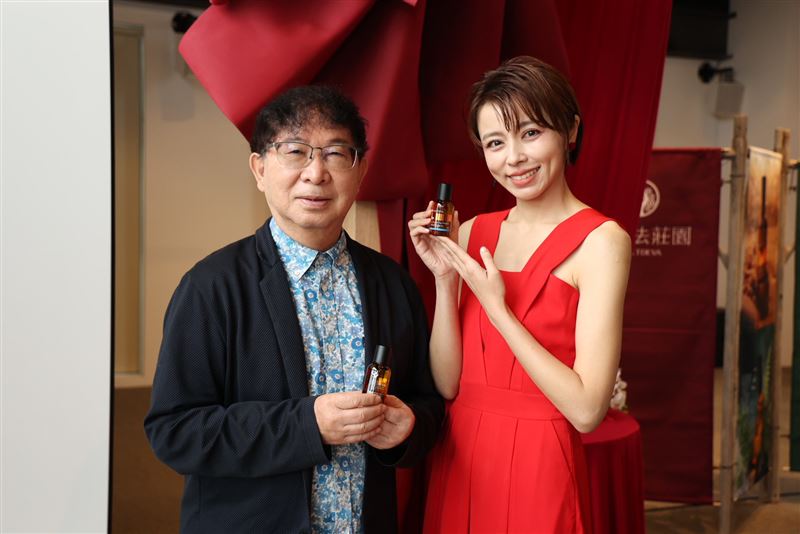 「赫蒂法 &times; 宜蘭米香系列&mdash;島嶼脈動」新品發表會，藝人王瞳優雅現身，共感香氣療癒力量。(圖/業者提供)