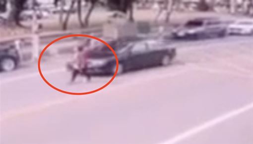 帝王行人？74歲婦「漫遊車道」遭轎車撞飛