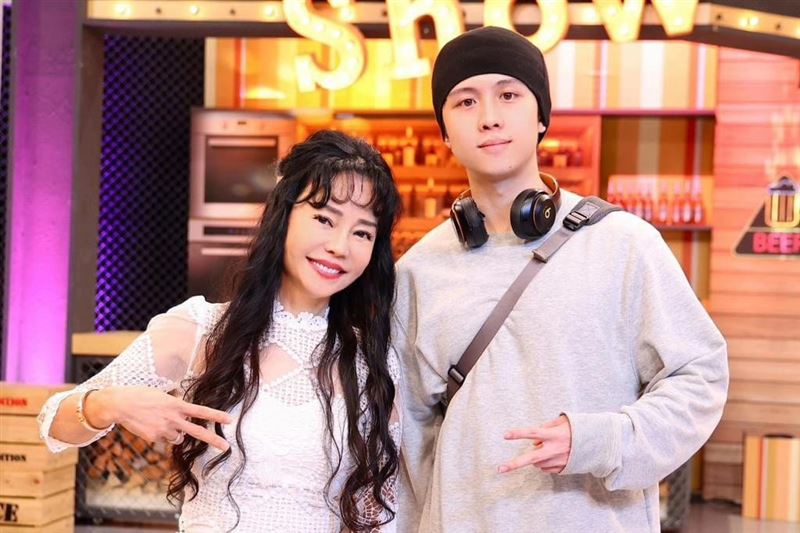 有網友反批狄鶯（左）立場，將焦點轉向其獨子孫安佐（右）過往爭議。（圖／翻攝自狄鶯FB）