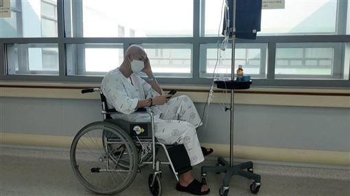 剃光頭髮抗血癌半年　人氣男神曝康復喜訊