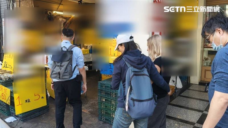 俄籍正妹疑似濫用民眾愛心詐財，對外自稱聾啞人士，靠賣台灣國旗籌措旅費。（圖／翻攝畫面）