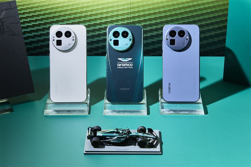 realme GT 8 Pro推出「風動白」、「星馳藍」兩色，realme GT 8 Pro奧斯頓馬丁F1限量版則以「奧斯頓馬丁綠」為主色，皆搭配16GB+512GB大容量組合