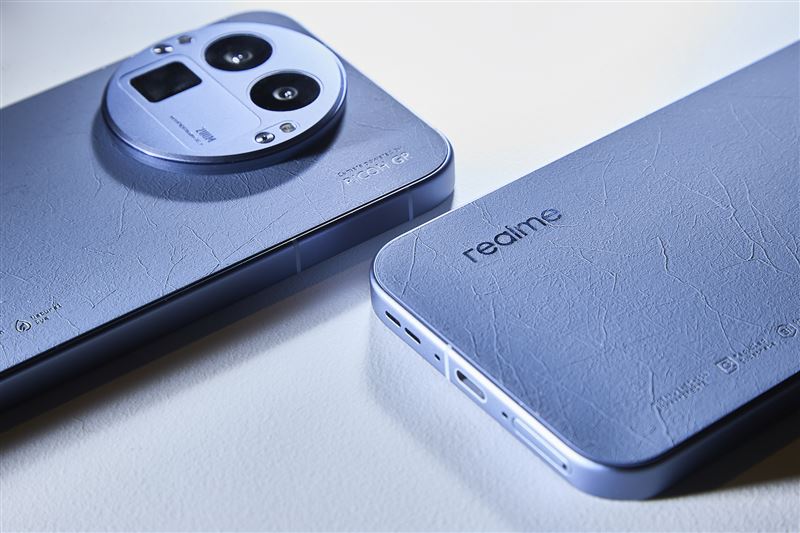 realme GT 8 Pro「星馳藍」，紙感皮革背蓋採用回收塑膠與紙材製成，搭配業界首創光學奈米雕刻技術，帶來兼具環保與時尚的設計美學