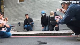 張文父母步出解剖室後，首次發聲鞠躬還下跪，替張文向社會大眾道歉。（圖／記者莊淇鈞攝影）