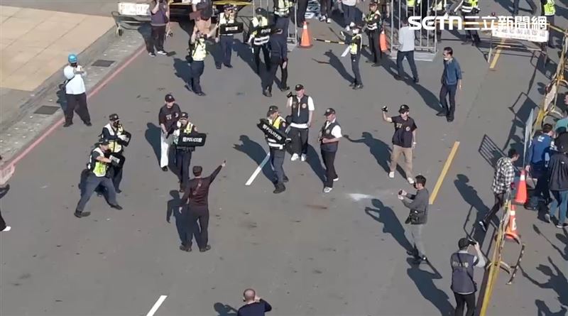 市警局今（23）日進行「實地兵棋演練」，場面浩大逼真。（圖／翻攝畫面）