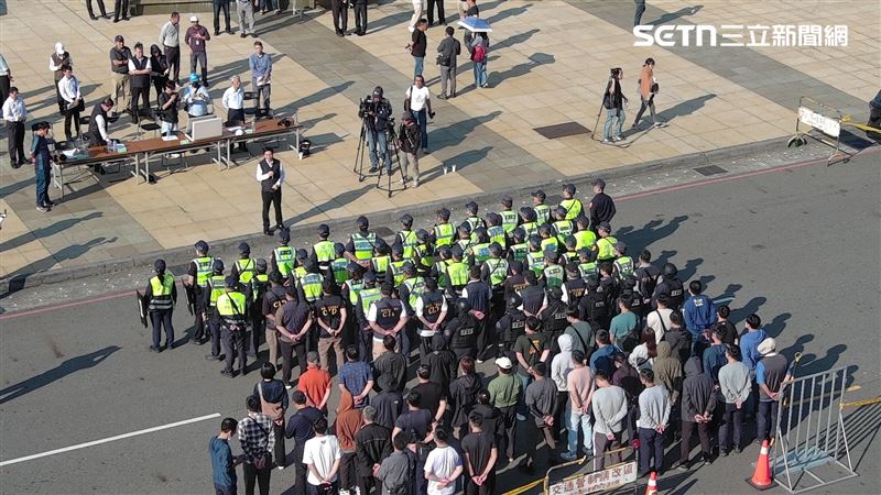 因應夢時代跨年晚會人潮眾多，市警局決定31日動員警、民力共1200人維安。（圖／翻攝畫面）