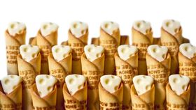 SNOW MILK CHEESE以散發濃郁奶油香氣、口感酥脆的起司貓舌餅為基底。（圖／日本OMIYAGE振興會提供） 