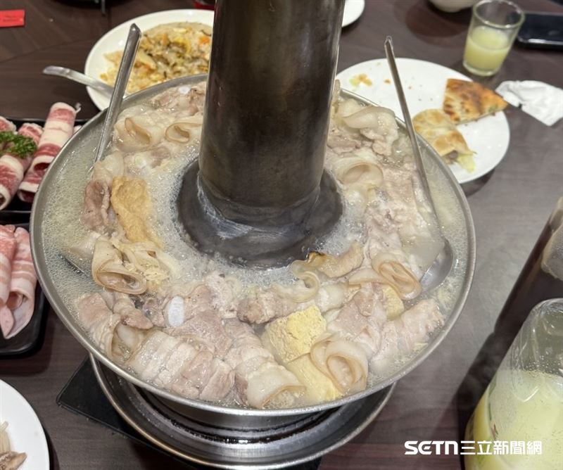 天氣轉冷，火鍋成為民眾聚餐首選。營養師提醒掌握控油、減鈉、少加工原則，吃鍋暖身也能兼顧健康無負擔享受。（圖／院方提供）