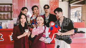 陳明珠（前排左起）、Lulu黃路梓茵、黃偉晉、TRASH頤原 (後排左起) 、阿夜、博文。（圖／台視提供） 