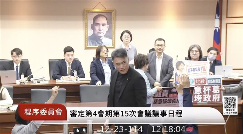 國民黨立委林沛祥表決時怒瞪綠委。（圖／翻攝自國會頻道）