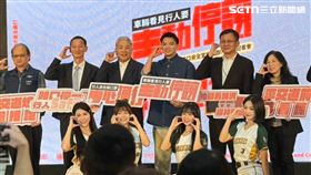為改善外界對台灣道路安全的負面觀感，交通部持續加強路口交通安全宣導。公路局近日攜手中華職棒台鋼雄鷹內野手、年度「打擊王」吳念庭，以及前職棒球員、有「棒球頑童」之稱的吳復連父子檔，擔任路口交通安全大使。（圖／記者李育道攝影）