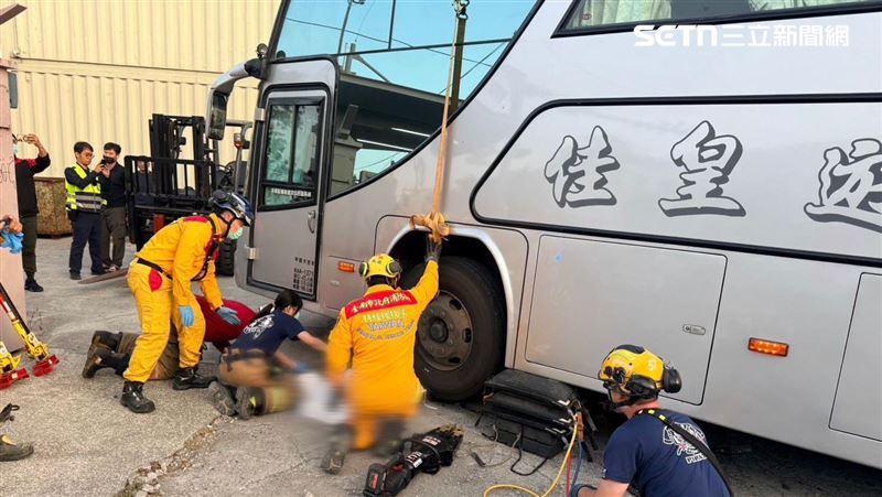 新／機車噴醫院接駁車輪下　騎士當場死亡