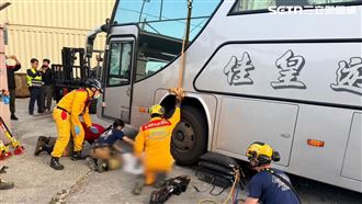 新／機車噴醫院接駁車輪下　騎士當場死亡