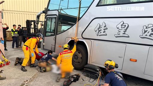 新／機車噴醫院接駁車輪下　騎士當場死亡