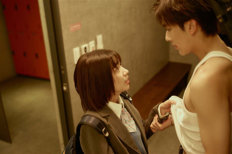 Gorn 在片中大方秀精實身材 與女主角許紫柔有多場親密互動。（圖／原創娛樂 提供）