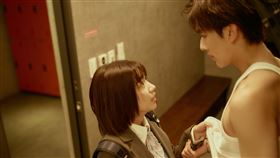 Gorn 在片中大方秀精實身材 與女主角許紫柔有多場親密互動。（圖／原創娛樂 提供） 