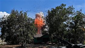 泰國F16戰機在柬埔寨邊境投下炸彈，引發爆炸。（圖／翻攝自X平台 @MechDara1）