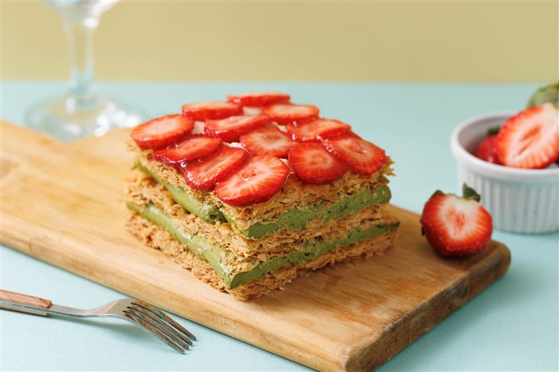 貓茶町「草莓包種千層」售價480元。（圖／品牌業者提供）