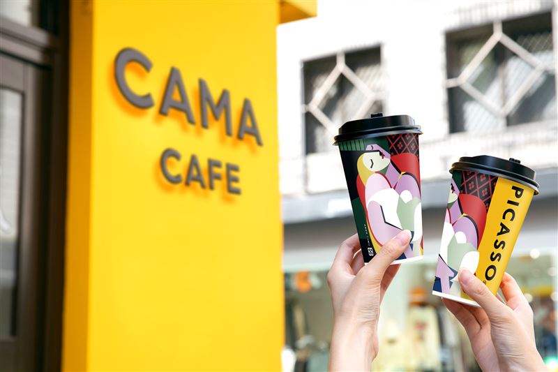 CAMA CAFE自12月24日至明年3月15日推出「咖啡藝生活」檔期，以畢卡索與其知名畫作《夢》作為靈感核心，推出兩款聯名飲品。（圖／品牌業者提供）