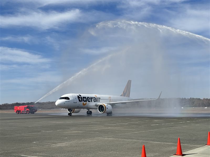 阿蘇雄本機場特別安排灑水儀式，為新航線祈福。（圖／台灣虎航提供）
