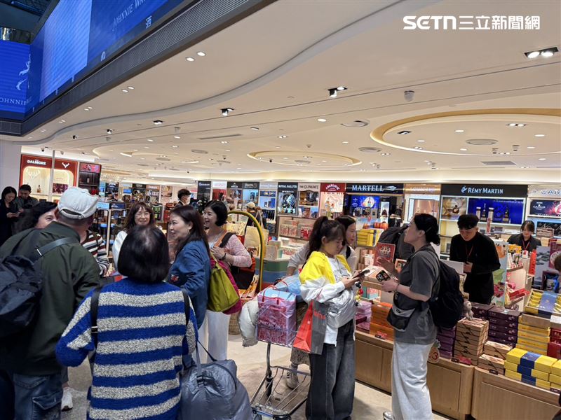 因應連假出境尖峰,桃機建議旅客至少提前3小時抵達機場,並善用網路報到、手機報到、自助行李託運及自動通關e-Gate等智慧化服務,縮短排隊等候時間。。(圖/記者李育道攝影)