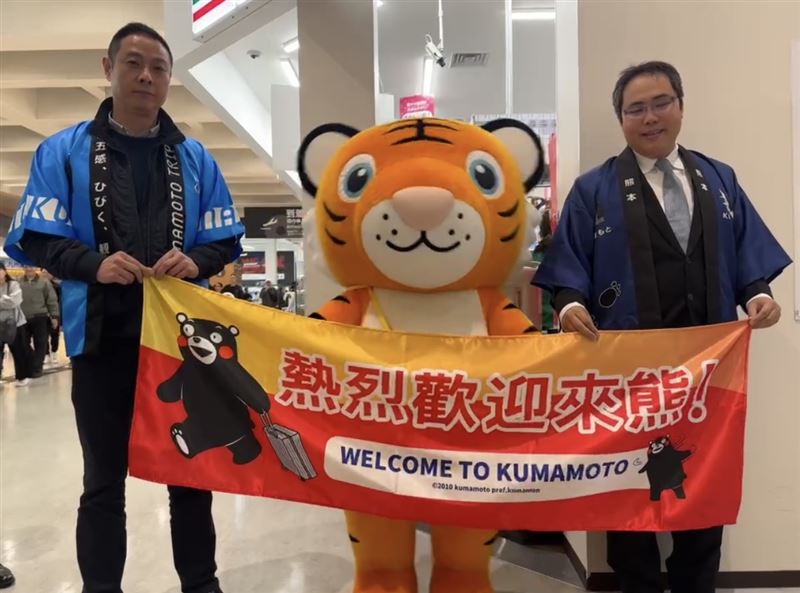 超人氣熊本熊親自迎接首航旅客。（圖／台灣虎航提供）