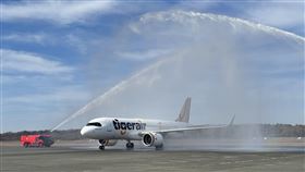 阿蘇雄本機場特別安排灑水儀式，為新航線祈福。（圖／台灣虎航提供）