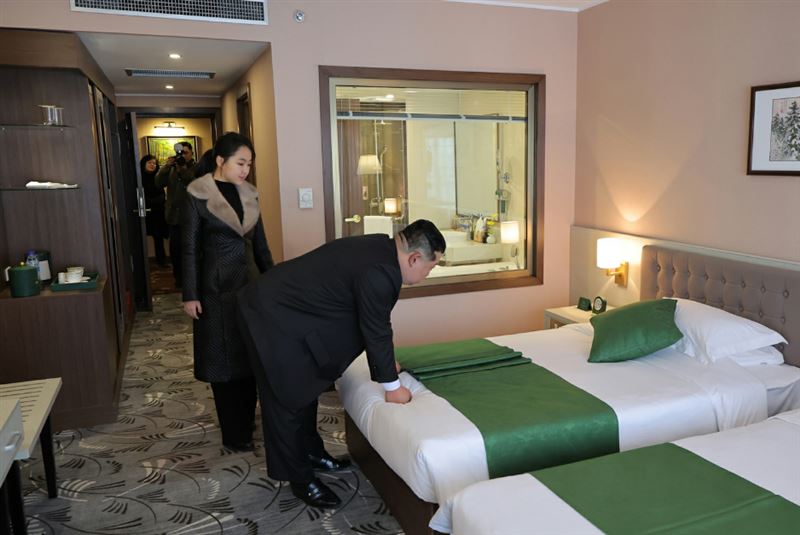 金正恩雙手握拳按壓床墊，親自檢測床的軟硬度。（圖／翻攝勞動日報）