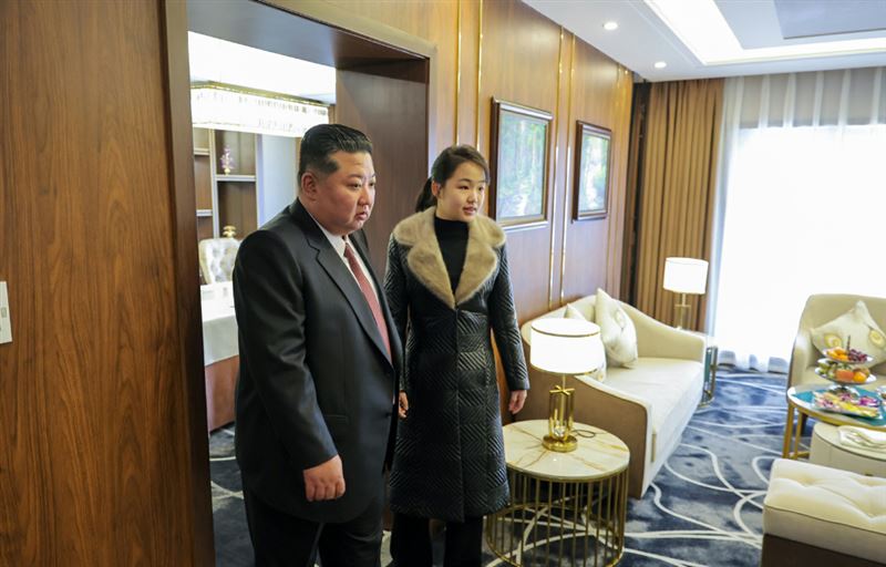 金正恩與女兒金主愛身高快差不多。（圖／翻攝勞動日報）