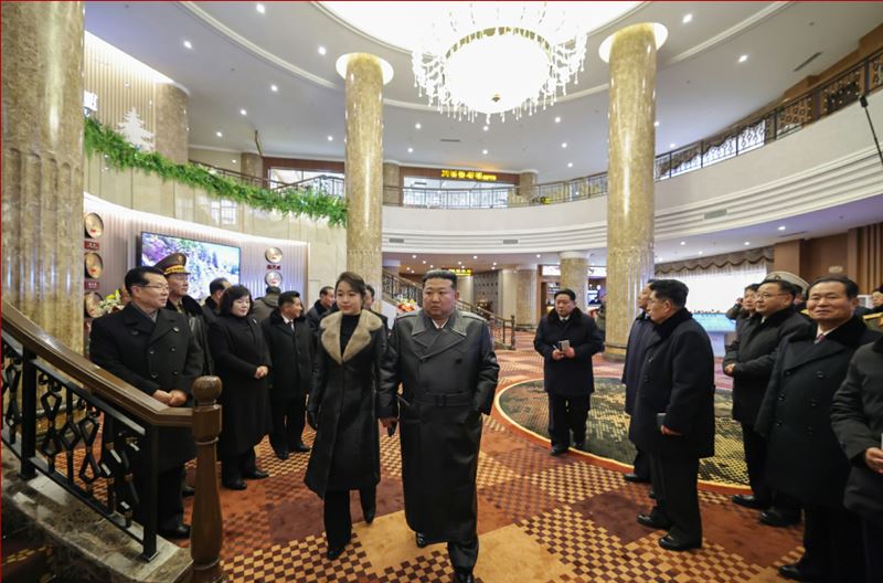 金正恩與女兒視察有大量隨行人員。（圖／翻攝勞動日報）