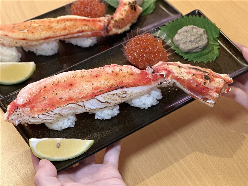 炙燒一本奢華帝王蟹腳$1314，預訂才吃得到。（圖／品牌業者提供）