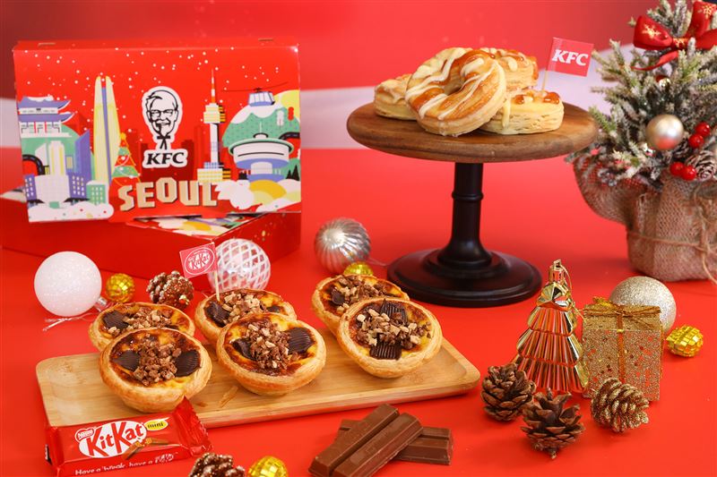 肯德基攜手KITKAT&reg;推出「奇巧可可流心三重奏蛋撻」，增添節慶濃郁可可香；「草莓奶油比司吉」一口感受冬日甜點的幸福氛圍。（圖／品牌業者提供）