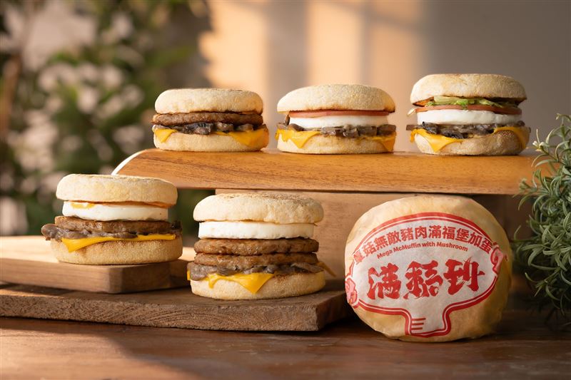 麥當勞「蕈菇滿福系列」以軟Q的春麥滿福麵包為基底，搭配翻炒切片蕈菇與黑胡椒醬，鹹香層次在口中綻放。（圖／品牌業者提供）