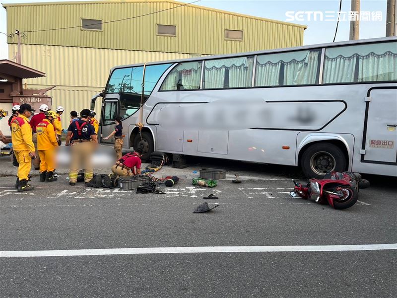 台南國小前死亡車禍！機車噴醫院接駁車輪下，46歲騎士當場斷魂。（圖／翻攝畫面）