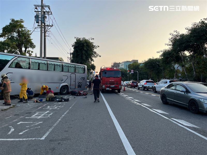 台南國小前死亡車禍！機車噴醫院接駁車輪下，46歲騎士當場斷魂。（圖／翻攝畫面）