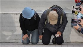 隨機殺人案　張文父母下跪致歉台北捷運台北車站、中山站周邊發生隨機殺人案，凶嫌張文遺體23日在北市懷愛館進行解剖，結束後，張文父母出面下跪致歉，表示會全力配合司法調查。中央社記者翁睿坤攝　114年12月23日